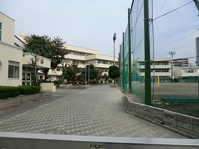 Junior high school. Tsurumi 2080m until junior high school