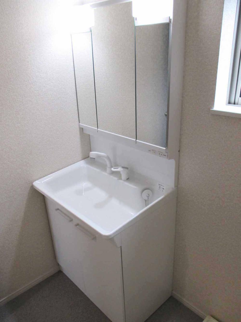 Wash basin, toilet. Indoor (12 May 2013) Shooting