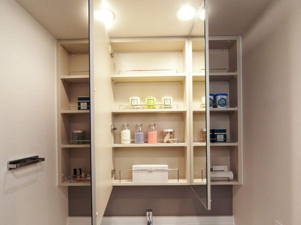 Bathing-wash room.  [Easy-to-use large three-sided mirror back housed in a functional] The back side of the mirror is the entire storage. Including toiletries, It is convenient to organize, such as cosmetics and hair care products. Use and put away, but you can very well.