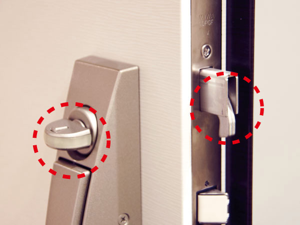 Security.  [Of the entrance door security] Since the entrance door has a dead bolt with sickle, It is also effective against violent incorrect lock method using the destruction tool bar, etc.. (Dead bolt with sickle / Same specifications)