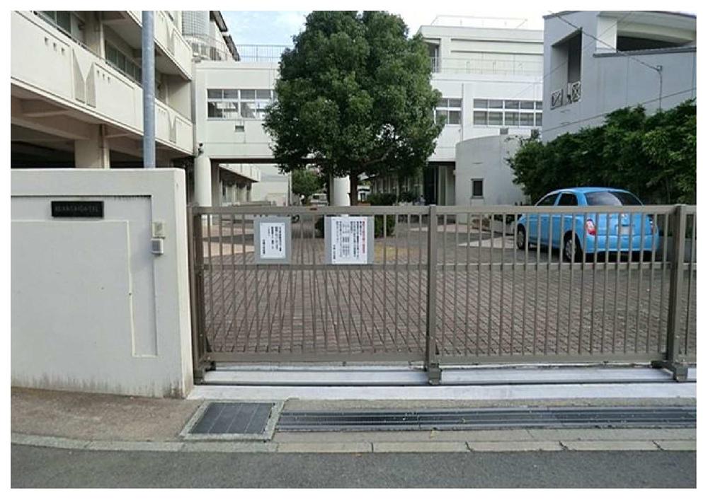 Primary school. 784m to Yokohama Municipal Market Elementary School