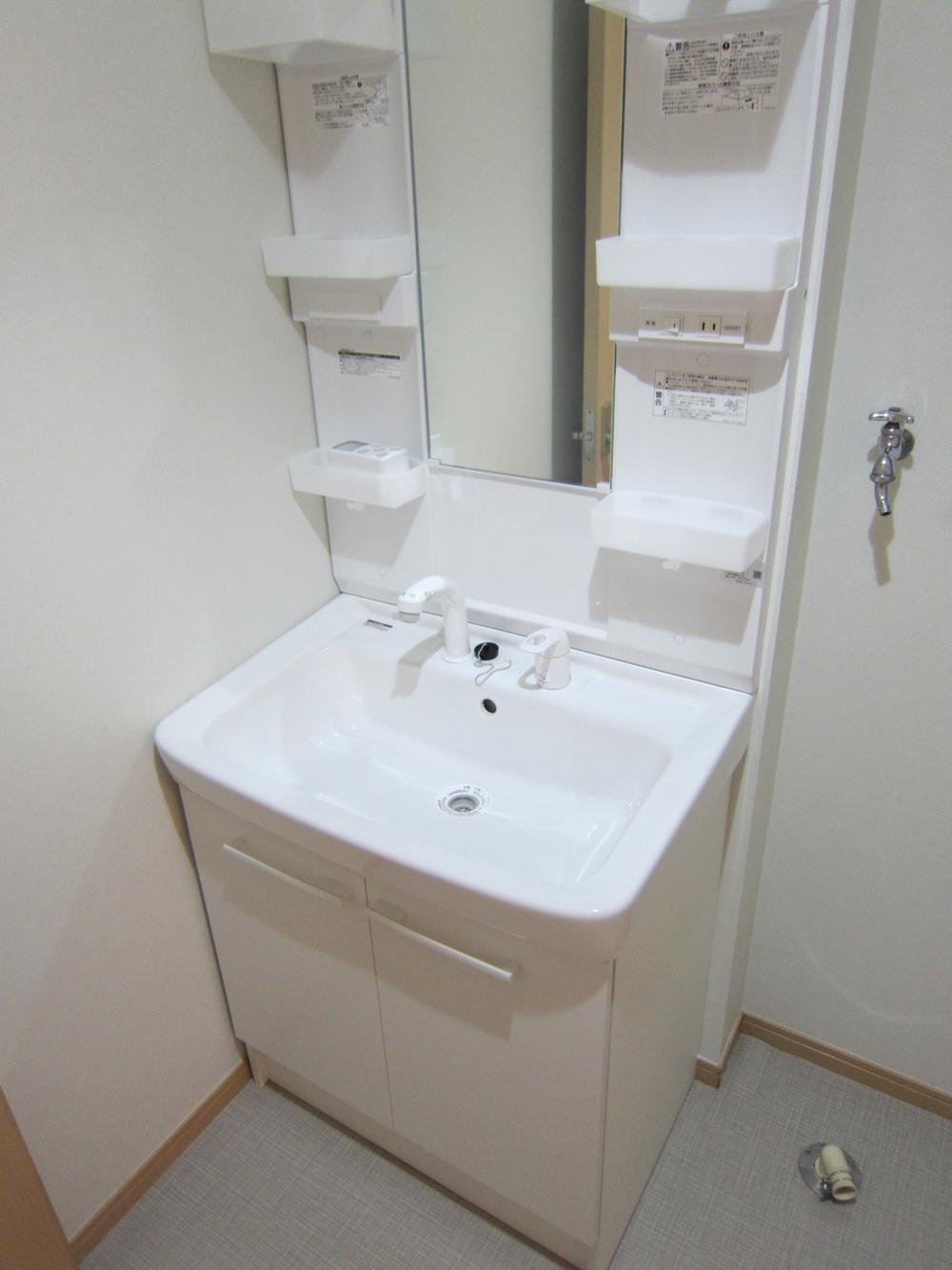Wash basin, toilet. Room (August 2013) Shooting