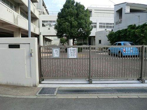 Primary school. 233m to Yokohama Municipal Market Elementary School