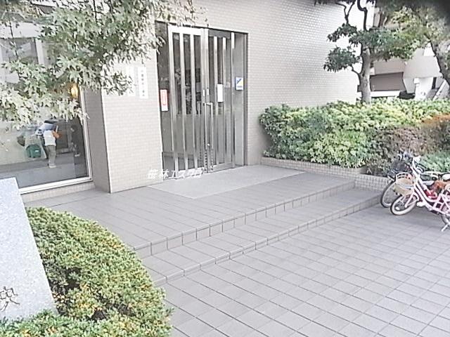 Entrance. Common areas