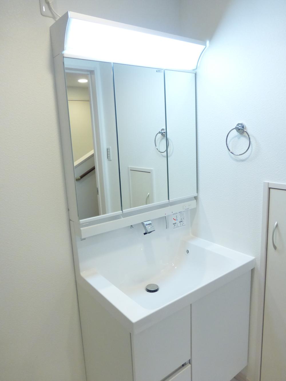 Wash basin, toilet. D Building Indoor (November 25, 2013) Shooting