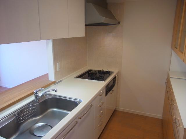 Kitchen. Face-to-face kitchen with a feeling of opening!