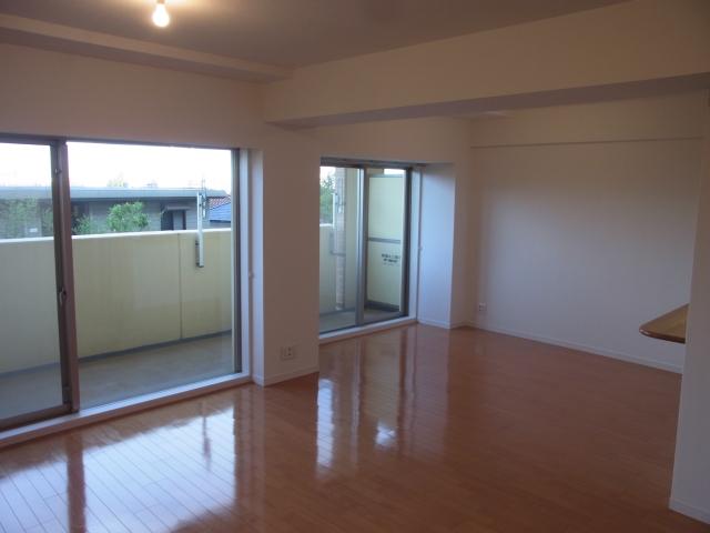 Living. Bright living room!