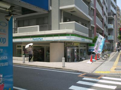 Convenience store. 300m to FamilyMart (convenience store)