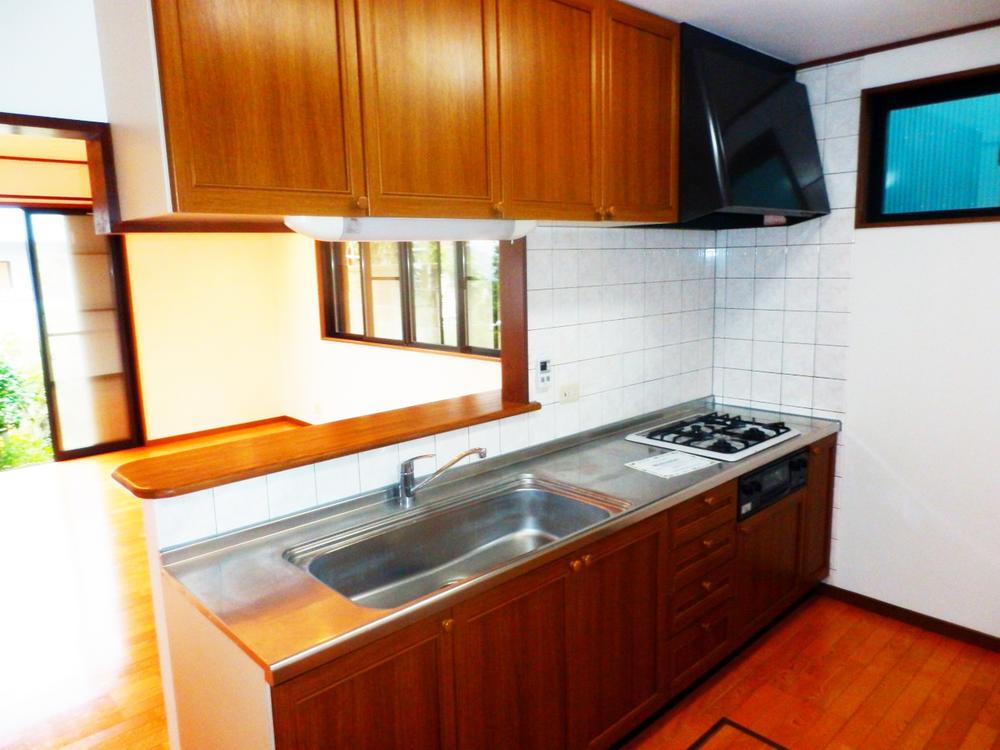 Kitchen. Sink in storage enhancement ・ Cooking space is also widely, Usability is preeminent in the kitchen (12 May 2013) Shooting