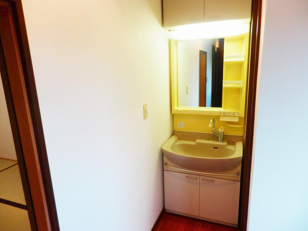 Wash basin, toilet. Second floor washroom (December 2013) Shooting