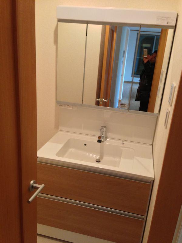 Wash basin, toilet. Washbasin of a pull-out storage with Three-way mirror type