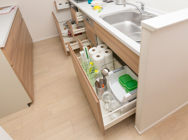 Kitchen.  [Slide storage] The kitchen accommodated, Adopt a drawer storage of sliding. It can be stored without waste as far as it will go, Since the take-out also an easy kitchen work is comfortable.