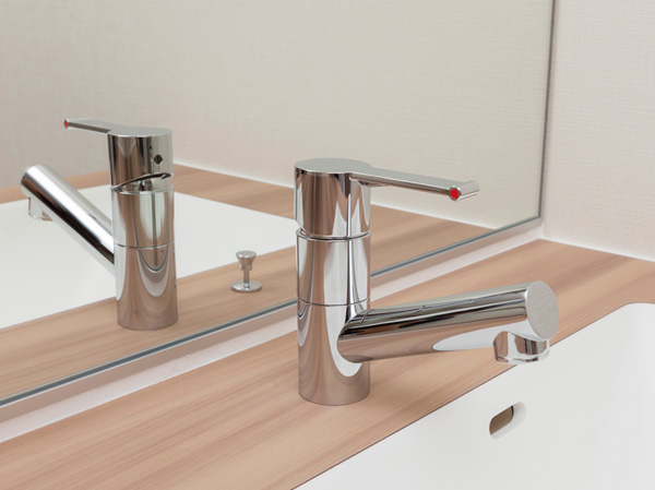 Bathing-wash room.  [Basin single lever mixing faucet] To wash counter, It has adopted a single-lever mixing faucet of stylish design.