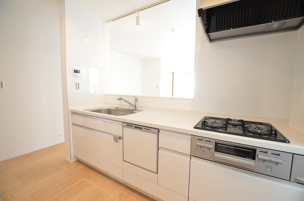 Kitchen. System kitchen is equipped with glad dishwasher! 