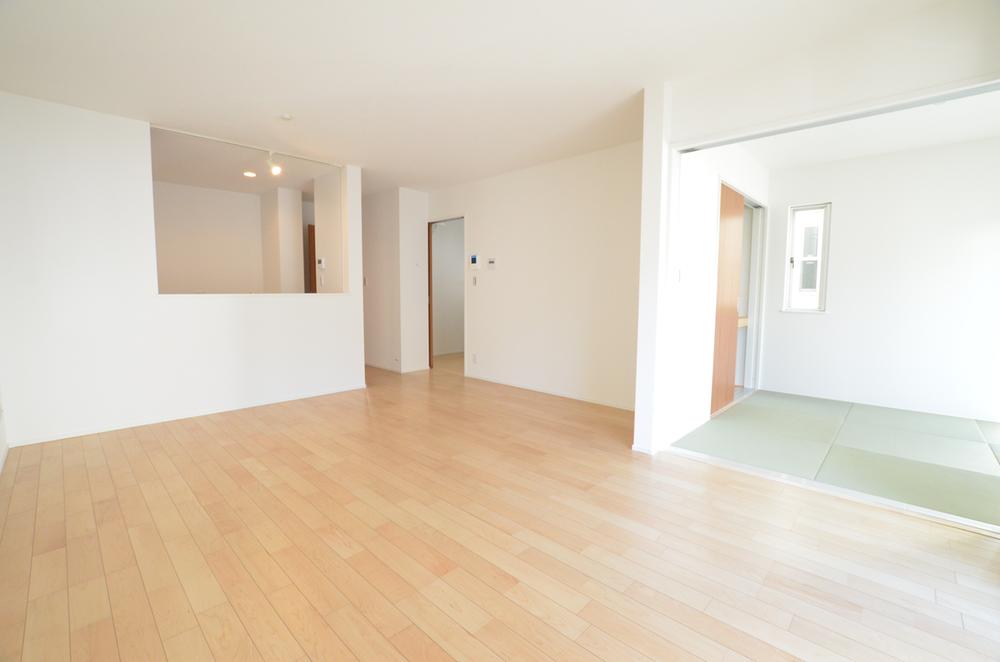 Living. Wide popularity of face-to-face kitchen adopted LDK! 