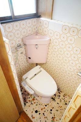 Toilet. With window to the toilet. Ventilation is also easy to.