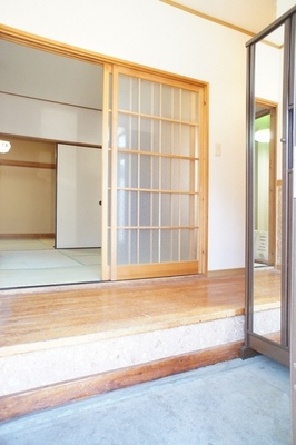 Entrance. Entrance equipped with a large cupboard. With a big mirror in the cupboard.