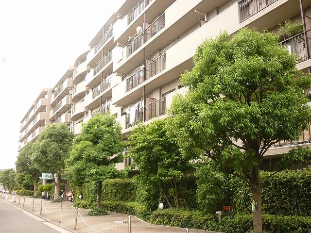 Local appearance photo. These rooms can also be used as 4LDK. It is rich also widely green site. (Green Square) close to my basket, Super Sanwa, There are Keikyu store shopping is also convenient.
