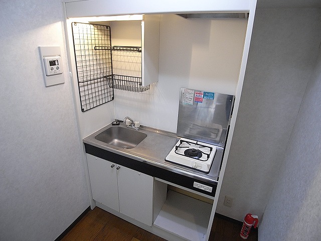 Kitchen. Laundry Area