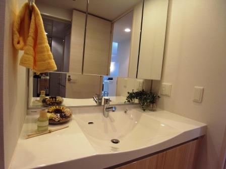 Wash basin, toilet. With a three-sided mirror dresser (November 2013) Shooting