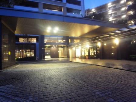 Entrance. Driveway with entrance ・ Shuttle buses will depart from here. (November 2013) Shooting