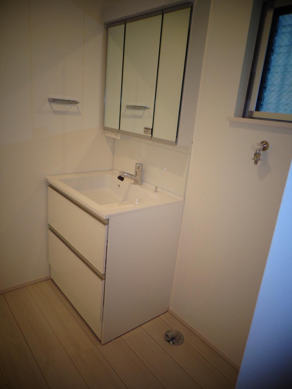 Wash basin, toilet. Wash room (2013 November shooting)