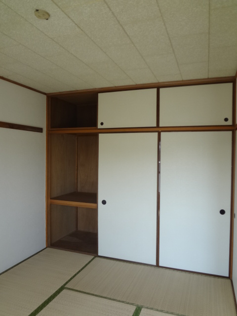 Receipt. Japanese-style closet is with upper closet! Storage is plenty! 