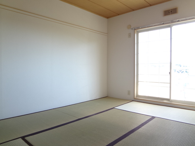 Other room space. Japanese-style room is also good day! 