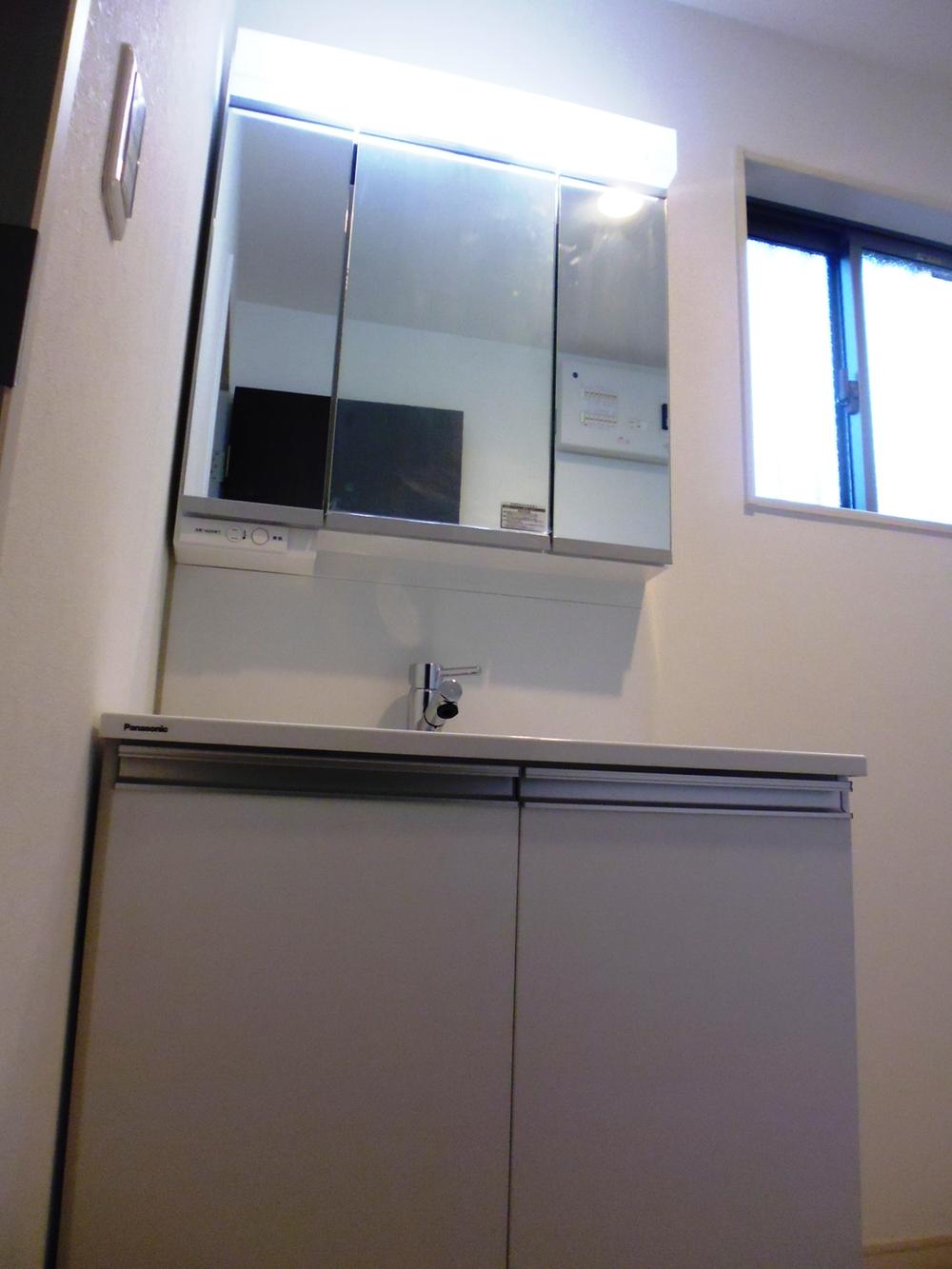 Wash basin, toilet. Shampoo dresser