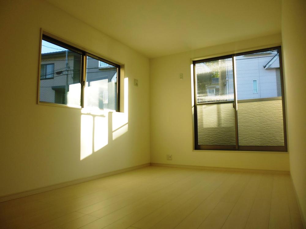 Non-living room. 7.5 Pledge Western-style