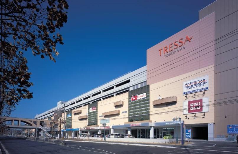 Shopping centre. Until the Tressa Yokohama north tower 1412m
