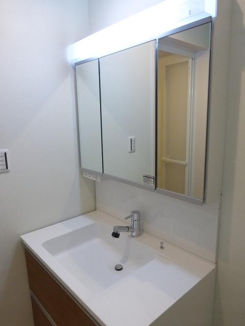 Wash basin, toilet. C Building Indoor (December 5, 2013) Shooting