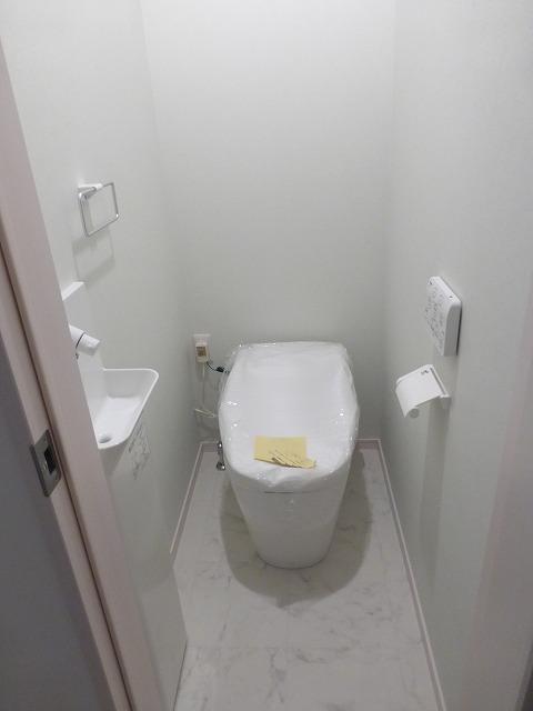 Toilet. C Building Indoor (December 5, 2013) Shooting