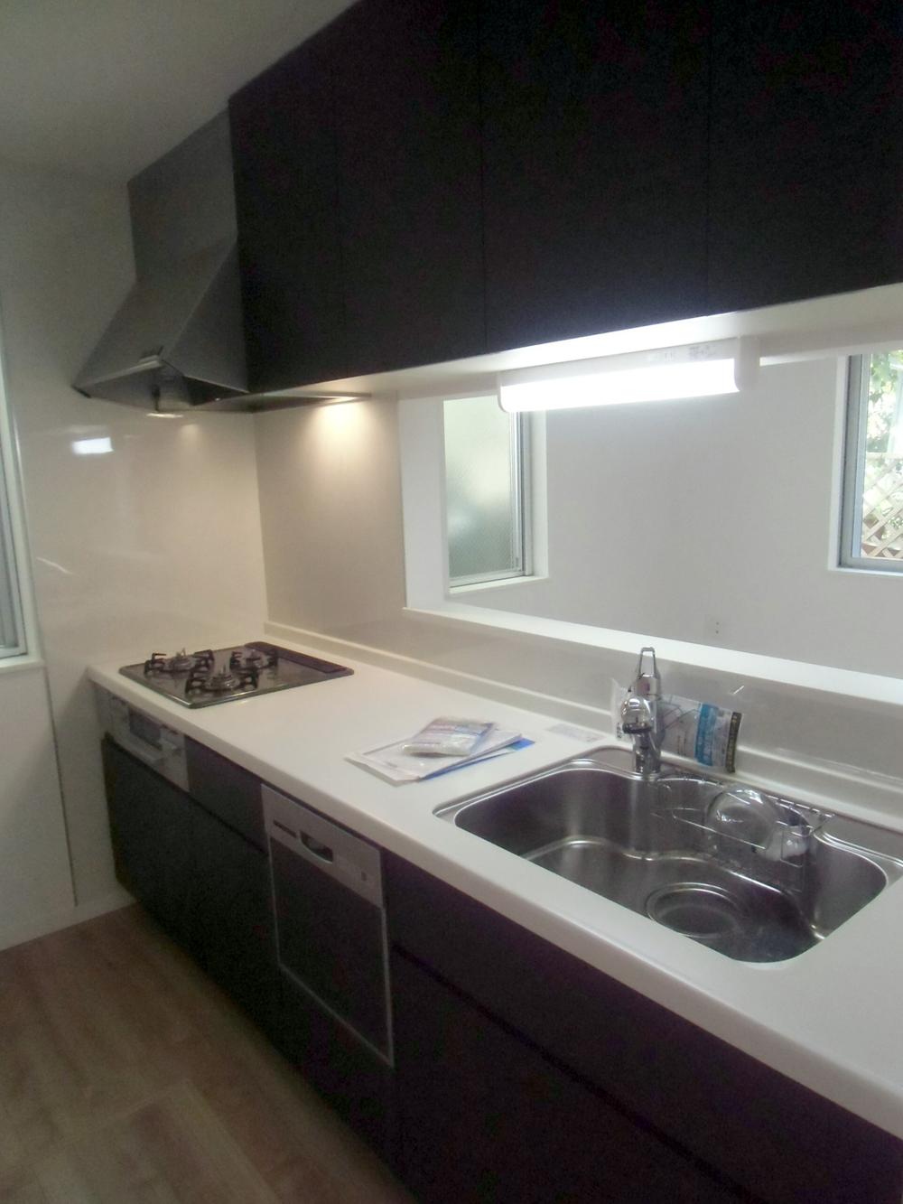 Kitchen. Sliding built-in dish washing dryer installed kitchen!