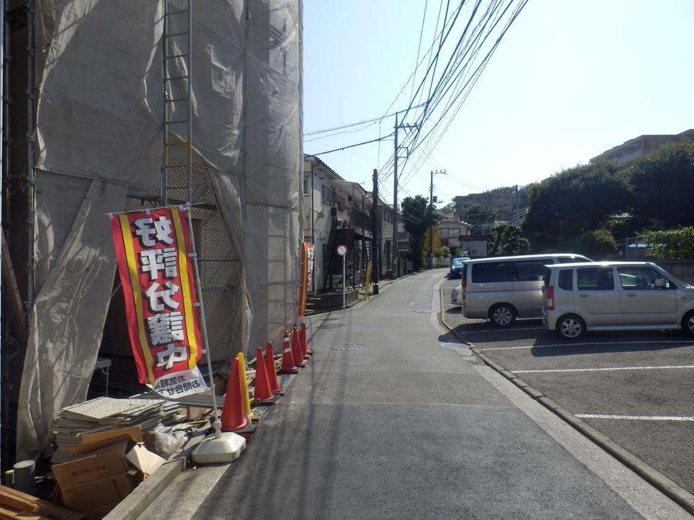 Local photos, including front road. Enriched with facilities such as a kitchen and shower toilet!