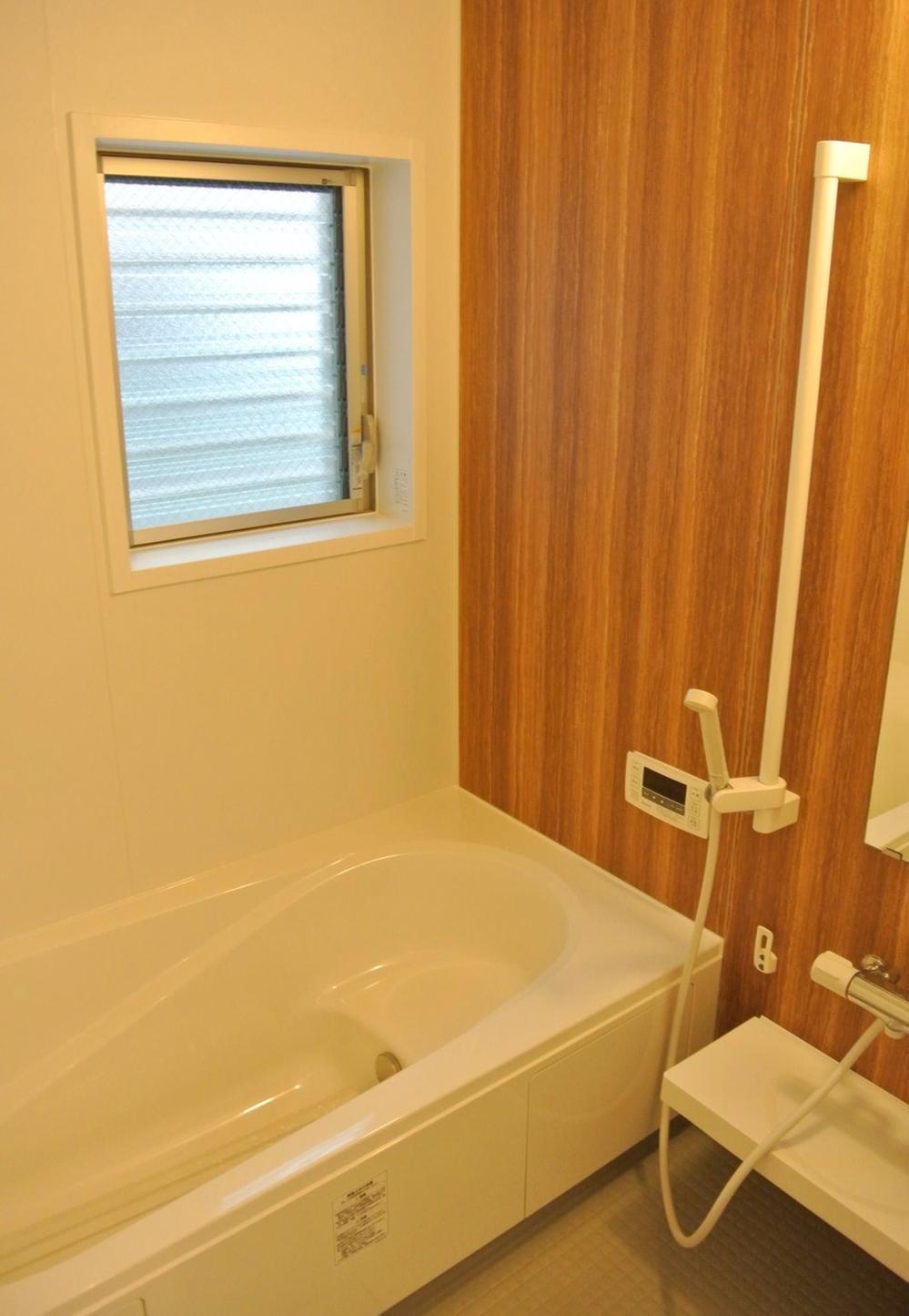 Bathroom. Spacious slowly space by bus