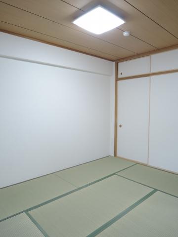 Non-living room. Next to the living room is 6 Pledge Japanese-style room