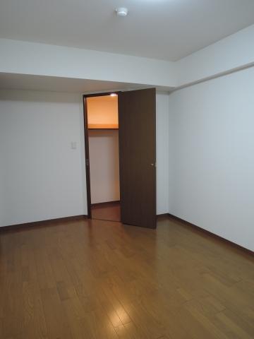 Non-living room. 7 Pledge Western-style