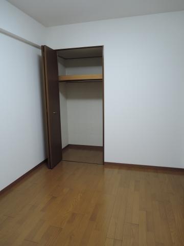 Non-living room. 5.2 Pledge Service Room