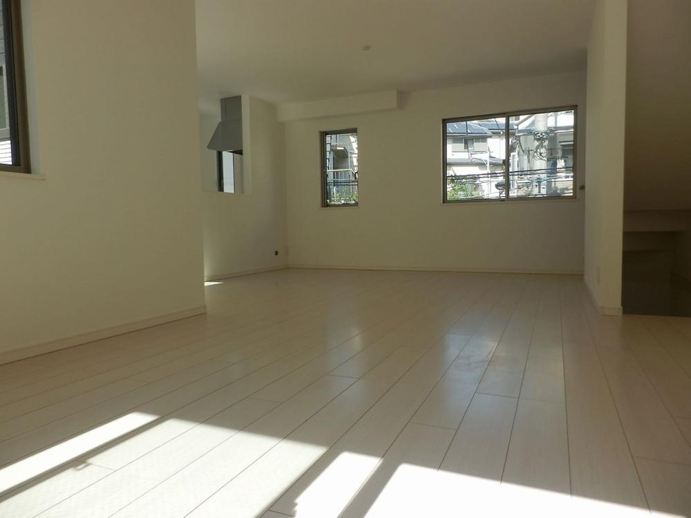 Living. Living (October 2013) Shooting 8 is a living photo of Building. Since the 20 pledge more than that is very wide! !