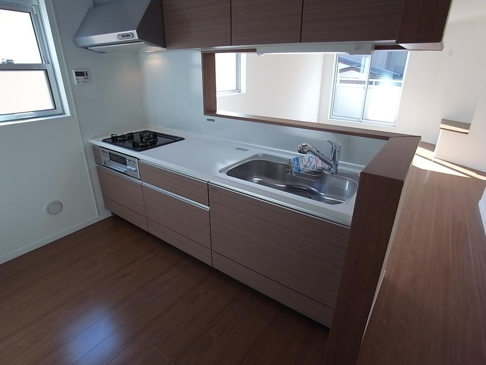 Kitchen. It is a popular face-to-face kitchen. Indoor (12 May 2013) Shooting