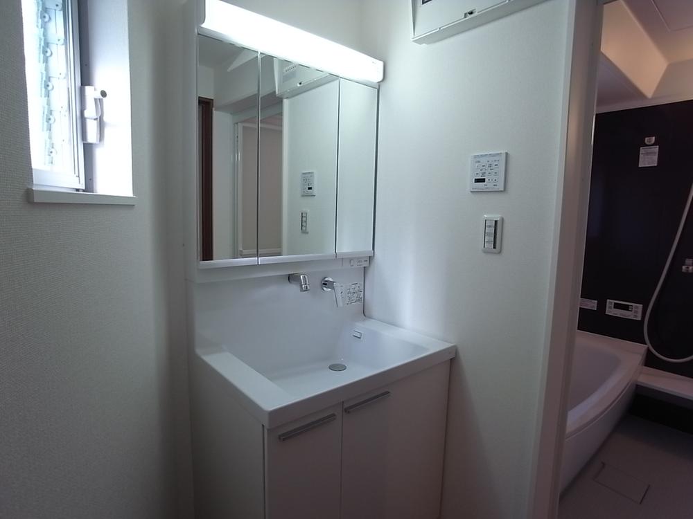 Wash basin, toilet. Indoor (12 May 2013) Shooting