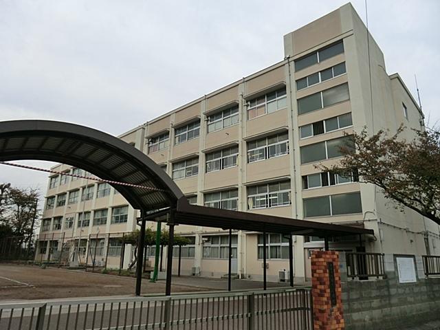 Primary school. This large primary school of 380m schoolyard to Yokohama Municipal Komaoka Elementary School