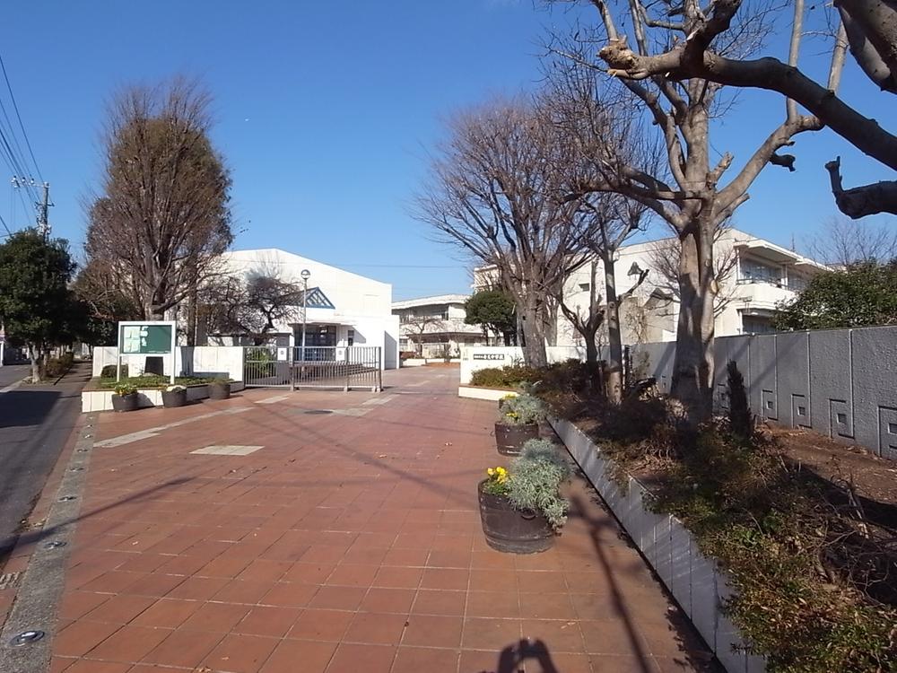 Junior high school. Is a beautiful school with well-900m very care to Yokohama Municipal Terao Junior High School.