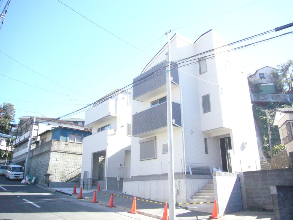 Local photos, including front road. Front road is 8.8m width. It is traffic less quiet local. 2013 November 13 shooting