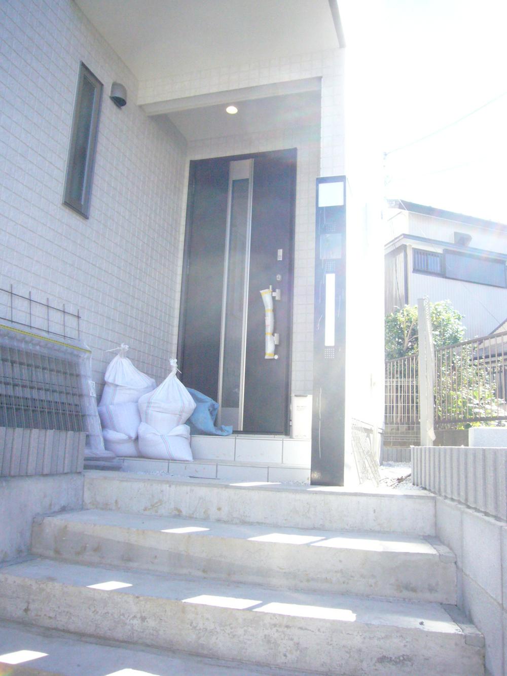 Entrance. Bright entrance approach. 2013 November 13 shooting Building 3