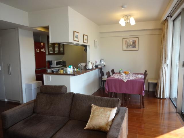 Living. Well with the center open high sash and the spread of living, It is open space.