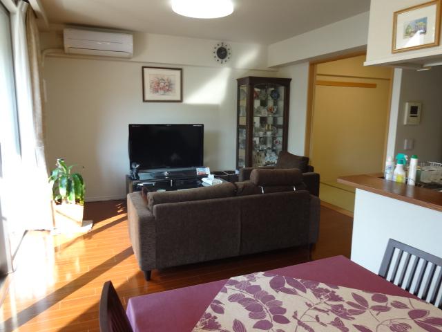 Living. The living are followed by about 4.5 tatami Japanese-style room, There is a more open feeling and open to use.