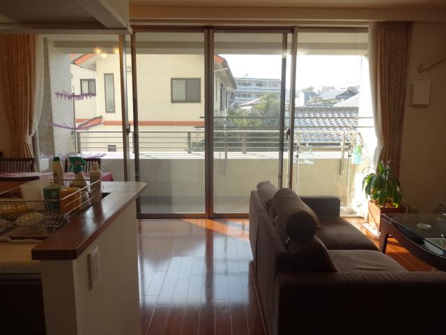 Living. Well with the center open high sash and the spread of living, It is open space.