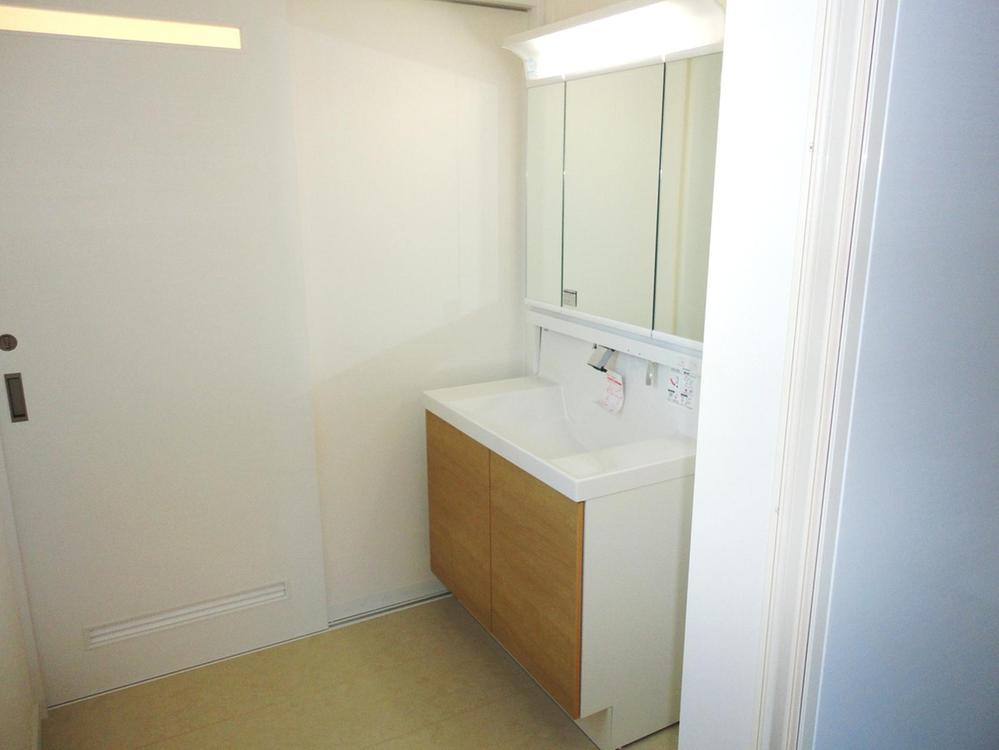 Wash basin, toilet. Three-sided mirror with a shower